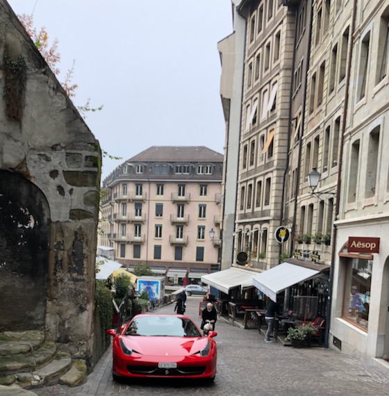 Ferrari in der Genfer Altstadt