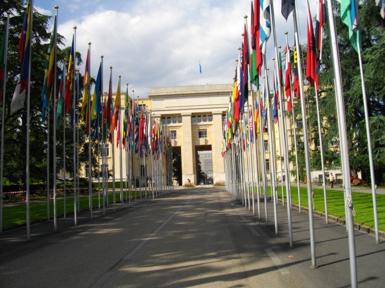 Völkerbundpalast mit Flaggenallee in Genf