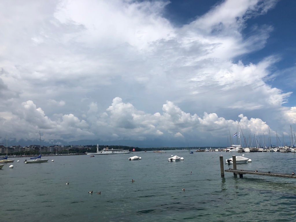 Genfer See mit Schaufelraddampfer vor aufziehendem Gewitter