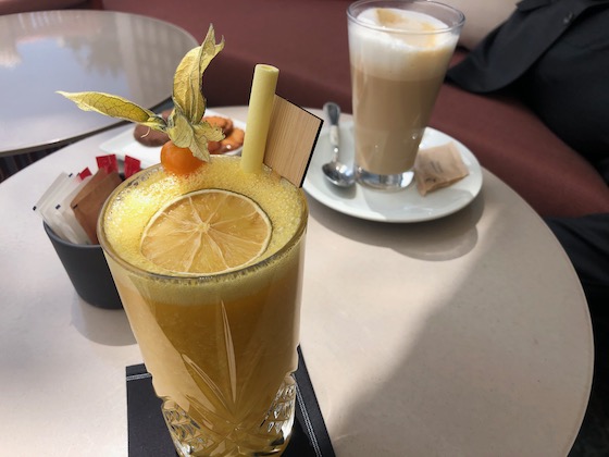 Ein exotischer Cocktail und ein Café Latte im Albertine´s