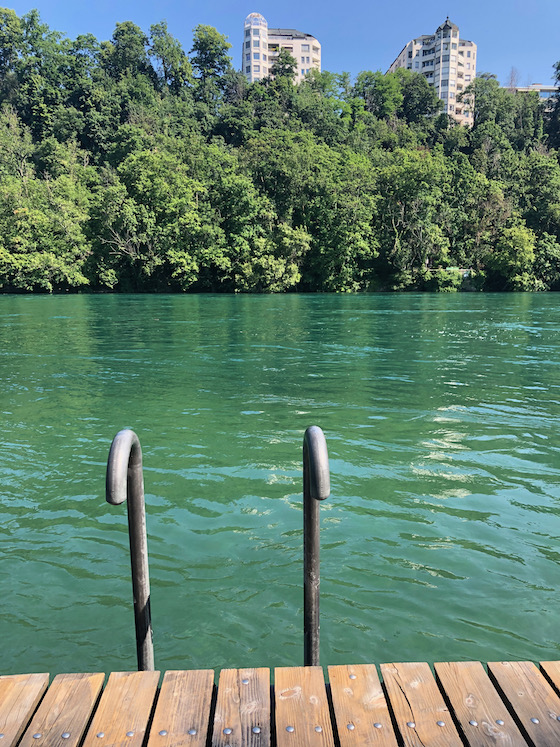 Badeleiter am Rhone-Ufer in Genf