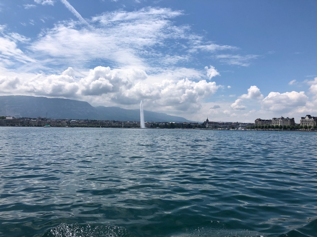 Der Jet d'Eau mit Genf im Hintergrund